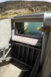 Image du Maroc Professionnelle de  Le Barrage Allal Al Fassi est situé dans la Province de Sefrou sur Oued Sebou avec un volume de stockage de 63.7 Mm3, il contrôle un bassin versant de 5.400 km2. Ce Barrage a été mis en service en 1990. But de l'ouvrage  production d'électricité, irrigation et protection contre les crues, Jeudi 8 septembre 2005. (Photo / Abdeljalil Bounhar)